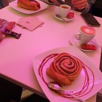 Cinnamon roll and pain au chocolat at Freedom Cakes Bakery in Madrid