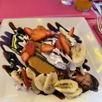 Pancakes con sirope de chocolate, fresas y plátanos   at Freedom Cakes Bakery in Madrid