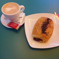Café con leche y napolitana de chocolate at Freedom Cakes Bakery in Madrid