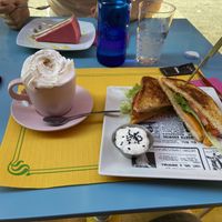 Mokaccino y veggie sandwich (pantera rosa cake detrás)  at Freedom Cakes Bakery in Madrid