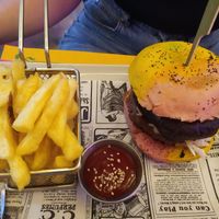 Gordon blue burger con patatas fritas at Freedom Cakes Bakery in Madrid