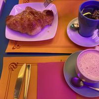 Croissant, Té verde genmaicha, y Chai Latte  at Freedom Cakes Bakery in Madrid