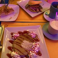 Croissant, bagel, pancakea nata y sirope fresa, té verde genmaicha, y chai latte  at Freedom Cakes Bakery in Madrid
