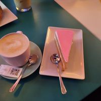 Café con leche vegetal y tarta de pantera rosa at Freedom Cakes Bakery in Madrid