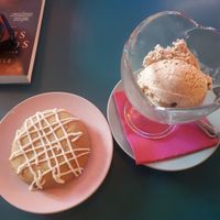 white chocolate cookie and biscoff ice cream at Freedom Cakes Bakery in Madrid