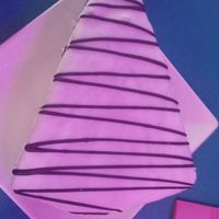 Triangulo de chocolate blanco at Freedom Cakes Bakery in Madrid