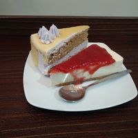 passion cake and cheese cake at Freedom Cakes Bakery in Madrid