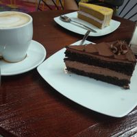 Tarta de fruta de la pasión, café con leche de arroz y tarta de muerte por chocolate. at Freedom Cakes Bakery in Madrid