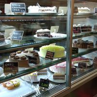 Huge selection of delicious cakes and cupcakes at Freedom Cakes Bakery in Madrid