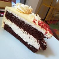 Red Velvet porción de tarta / piece of cake   at Freedom Cakes Bakery in Madrid