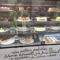 Window cake display  at Freedom Cakes Bakery in Madrid