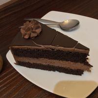 Chocolate truffle cake 💚 at Freedom Cakes Bakery in Madrid