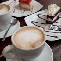 Café com leite, cheesecake e red velvet at Freedom Cakes Bakery in Madrid