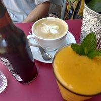 Smoothie and spiced coffee with oat milk at POP Der Kaffeeladen in Meersburg
