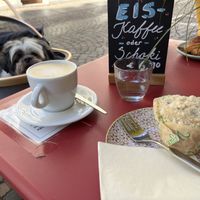 Coffee, blueberry muffin and Maui 🐶🥰  at POP Der Kaffeeladen in Meersburg