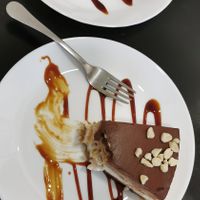 Would love to have taken a picture before I tried the cakes but it just wasn't possible 😅 the cake on the top is a blueberry vanilla cake with a date based crust - real surprise at Simple Green in Zagreb