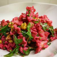 Pasta with red beetroot pesto with nuts and rugula at Pistatxo in Murcia