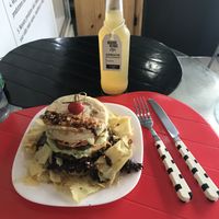 Hambúrguer de feijão preto com tofu defumado e pão sem glúten. Tudo feito por eles, do tofú a maionese! Muito gostoso! at Bigode Verde in Recife