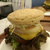 hamburguesa pan sin gluten at Soiroum in Seoul