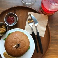 Burger with ‘flower’ tea at Soiroum in Seoul
