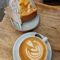 Apfelkuchen und Cappuccino at Hermetic Coffee Roasters in Hamburg