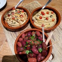 Hummus und Oliven at Die Kuche Jungbusch in Mannheim