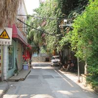 single lane stretch of street that continues on from Xia ao zi. Photo shows approaching end of this with Ding ao zi cat street obscured off to the right at Green Market in Xiamen