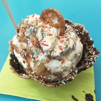 Vanilla ice cream with vegan cookie dough, biscoff spread and salted pretzels at Schlecks - Ottensen in Hamburg