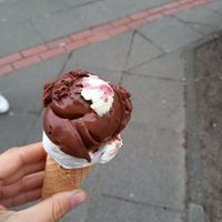 Kokos-Karamellisiete-Cashews, Vegane Schokolade & oben drauf zum probieren Avocado-Limette-Blaubeersosse at Luicella's - Lange Reihe in Hamburg