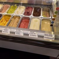Alle Sorten mit einem grünen Punkt sind vegan 🌱🍦 at Luicella's - Lange Reihe in Hamburg