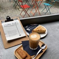 Latte and sugar-free and gluten-free cinnamon cake at Take Five Espressobar in Ghent