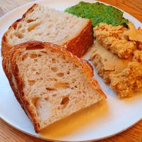 Bread with hummus and pesto at Daily Pot in Bergen