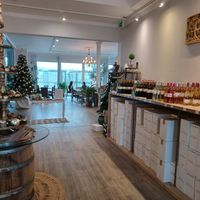Lobby with small shop at Weingut Trautwein - Restaurant & Hotel in Flonheim