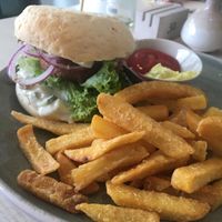 Greek Burger with fries, ketchup and aioli at Weingut Trautwein - Restaurant & Hotel in Flonheim