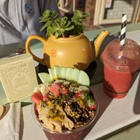 Acai bowl + chaos smoothie 🤤 at RAWR Bar in Apollo Bay