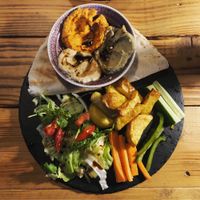 Teller mit Hummus, Brot, Kartoffel und Gemüse.  at My Hummus in Luebeck