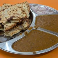 Naan and dal at Kake di Hatti in New Delhi