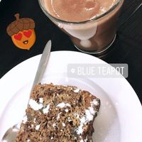 Chocolat chaud vegan au lait d’amande et carrot cake vegan et sans gluten at Blue Teapot in Toulouse