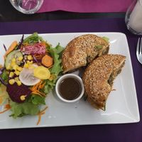Vegan bagel with salad at Blue Teapot in Toulouse