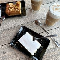 Meins (unten): Veganer Zitronenkuchen, sehr lecker! Dazu einen Latte Macchiato mit Hafermilch.   at Kaffeerösterei in Sylt