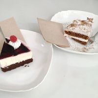 Tarta de queso y tarta de zanahoria at Vegan Bombon in Alicante