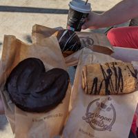 Nepolitana, donut, cafe bombon at Vegan Bombon in Alicante