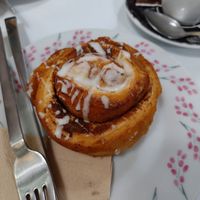 Delicious cinnamon roll at Vegan Bombon in Alicante