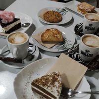 Tarta de zanahoria, tarta de queso, empanadilla, cookie, milhoja de crema y cafés. at Vegan Bombon in Alicante