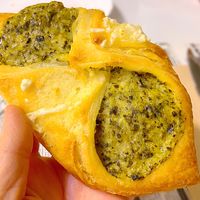 Súper crujiente pañuelo de hojaldre relleno de espinacas y queso.   at Vegan Bombon in Alicante