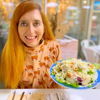 Mi cara de felicidad con la súper ensalada  at Vegan Bombon in Alicante