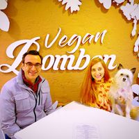 Familia feliz en Vegan Bombón  at Vegan Bombon in Alicante