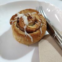 Cinnamon roll at Vegan Bombon in Alicante