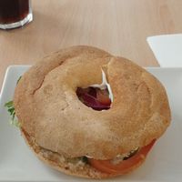 Pa fet al mateix bar ✨ tot vegà i sense gluten! El no tuna boníssim 🔥 I el lloc està a 10 min de l'estació de bus d'Alacant, cosa que va perfecte! at Vegan Bombon in Alicante