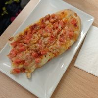 Mini pizza at Vegan Bombon in Alicante